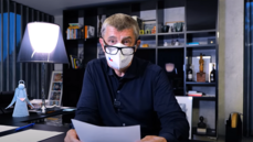 Premiér Andrej Babi� ve svém ned�lním po�adu �au lidi. (18. �ervence)