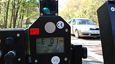 Policisté měří rychlost projíždějících aut.