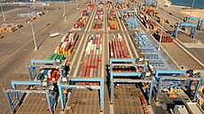 Pístav v Adodu se specializuje na nákladní pepravu