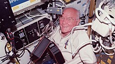 První Amerian v kosmu John Glenn je zárove i nejstarí kosmonaut