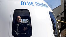 Jeff Bezos v maket návratové kapsle pro posádku Crew Capsule pi 33. vesmírném...