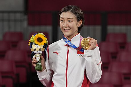 íanka chen Meng si uívá zlatou medaili z olympiády v Tokiu.