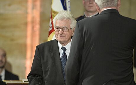Július Binder v roce 2015 pevzal od eského prezidenta Miloe Zemana medaili...