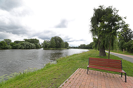 Toue se rozkládá zhruba 25 km severovýchodn od centra Prahy na levém behu...