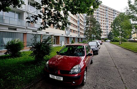 Parkování na libereckém sídliti v Ruprechticích ped nejdelím panelovým domem...
