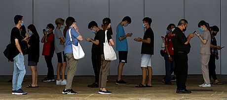 Obyvatelé Singapuru ekající ve fronte na covid testy (20. kvtna 2021)