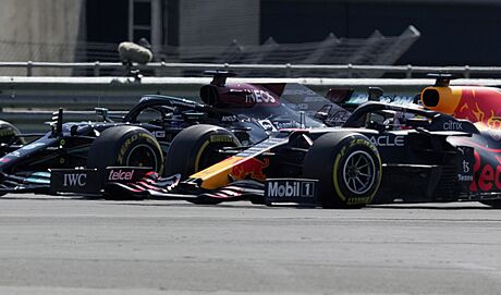 Lewis Hamilton a Max Varstappen a jejich souboj kolo na kolo po startu Velké...