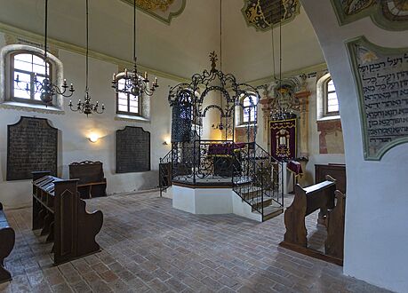 V pováleném období slouila synagoga hlavn jako sklad. Pvodní vybavení se...