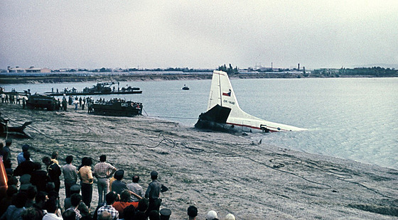 Trosky letounu Il-18B v jezee Zlaté písky u Bratislavy (29.ervence 1976)