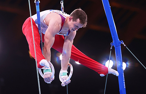 eský gymnasta David Jessen na kruzích na olympiád v Tokiu.