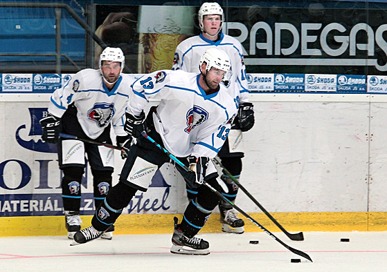 První trénink hokejist Plzn na led. V akci je Jakub Kindl.