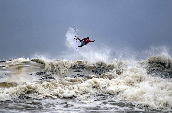 Brazilský surfa Italo Ferreira zápolí s vlnami v olympijském finále v Tokiu.