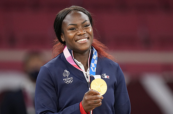 Francouzská judistka Clarisse Agbégnénouová ukazuje olympijské zlato.