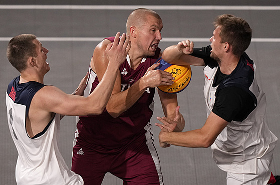 Edgars Krumin z Lotyka se pere s ruskými soupei ve finále basketbalového...