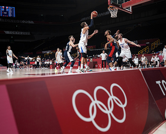 Momentka z olympijského utkání basketbalist esko (bílá) vs. Francie.