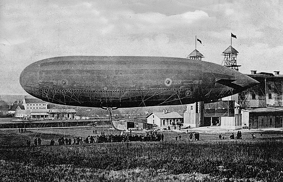 Vzducholoď Parseval před hangárem, základna Fischamend