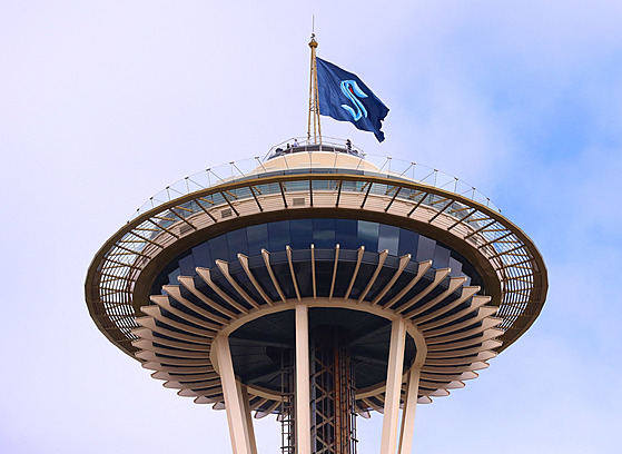 Z ikonické věže Space Needle v Seattlu se bude vybírat také jeden z hráčů...