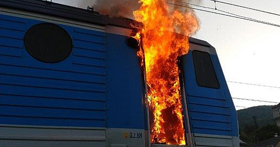 Kvůli požáru lokomotivy se muselo evakuovat 25 lidí ve stanici Dolní Zálezly....