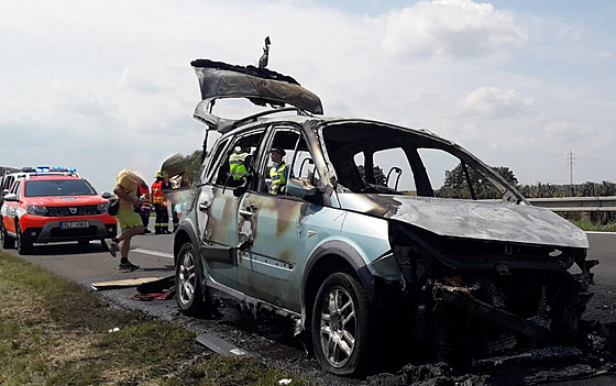 Na dálnici D10 začal hořet automobil, příčinu zjišťuje vyšetřovatel hasičů....