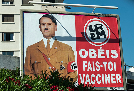 Plakát zobrazující francouzského prezidenta Emmanuela Macrona jako nacistického...