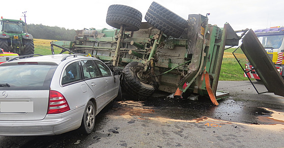 Při nehodě mercedesu a traktoru s přívěsem zemřel osmadvacetiletý řidič auta....