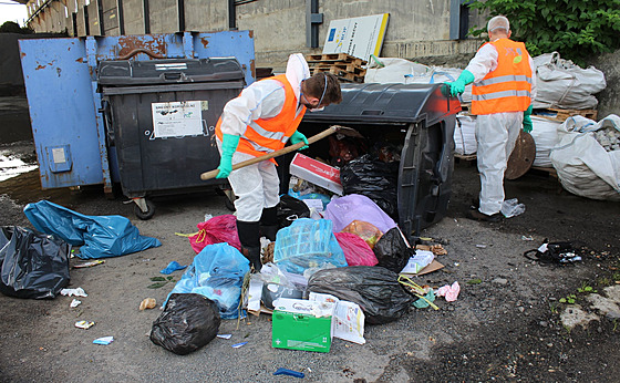 Pracovníci odborné firmy se probrali pěti sty kilogramy odpadu ze sídlištní a...