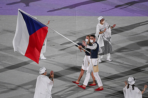 Slavnostní zahájení. etí vlajkonoi, tenistka Petra Kvitová a basketbalista...