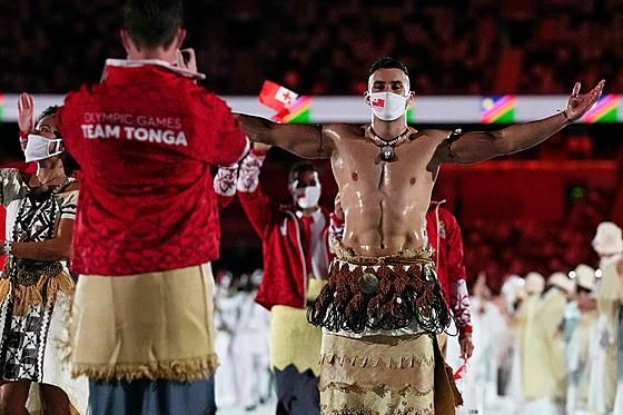 Pita Taufatofua z Tongy kráí bhem zahajovacího ceremoniálu na olympijském...