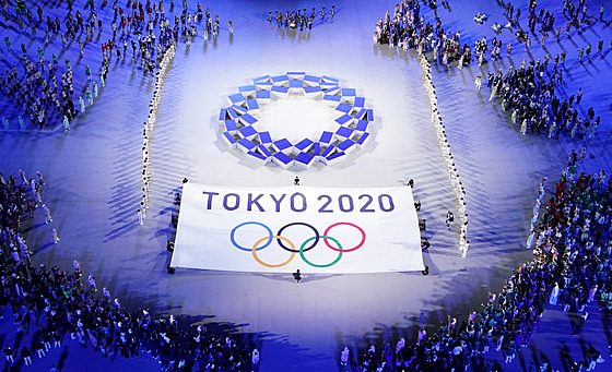 Bhem zahajovacího ceremoniálu je vidt vlajka a logo olympiády. (23. ervence...