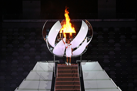 Olympijský ohe hoí bhem zahajovacího ceremoniálu na olympijském stadionu na...