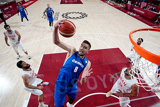 eský basketbalista Tomá Satoranský v akci. (25. ervence 2021)