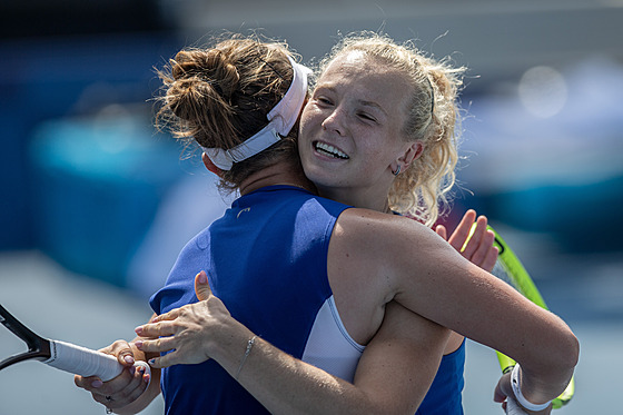 Kateina Siniaková (vpravo) a Barbora Krejíková se objímají po postupu do semifinále olympijského turnaje v Tokiu. 