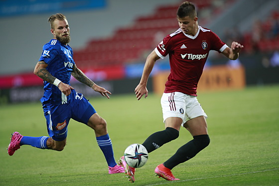 Adam Hlo�ek ze Sparty p�ebírá balon, stíhá ho olomoucký Vít Bene�.