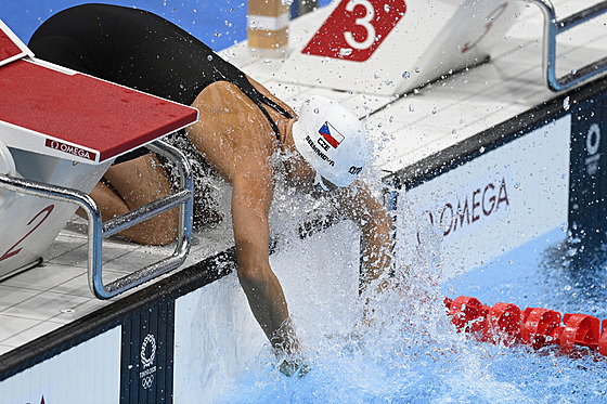eská plavkyn Barbora Seemanová testuje vodu pi olympijském finále.