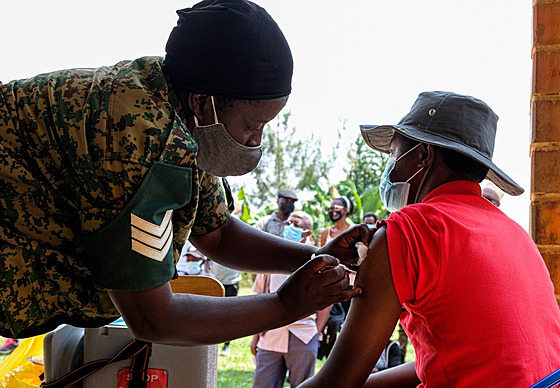 Okování vakcínou proti koronaviru v Ugand. (28. ervna 2021)