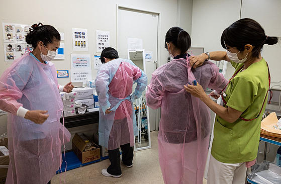 Zdravotnice se v tokijské nemocnici pipravují na pacienty s koronavirem. Msto...