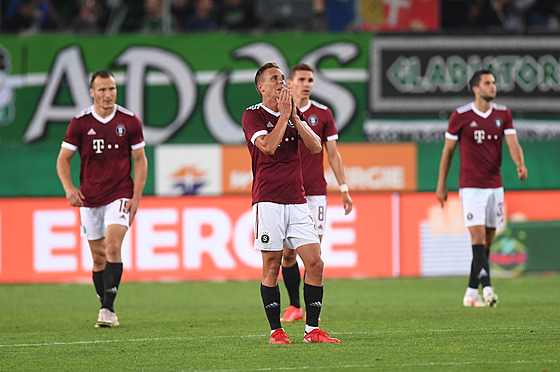 Zklamaní sparantí fotbalisté po inkasovaném gólu proti Rapidu Víde. Vpedu...