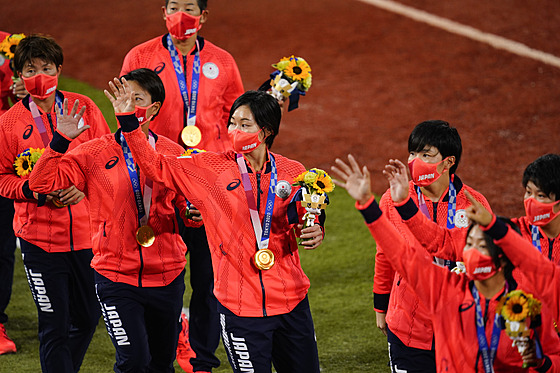 Japonské softbalistky se zlatými medailemi na krku, ve finále olympijského...