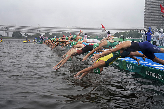 Start olympijského triatlonového závodu en.