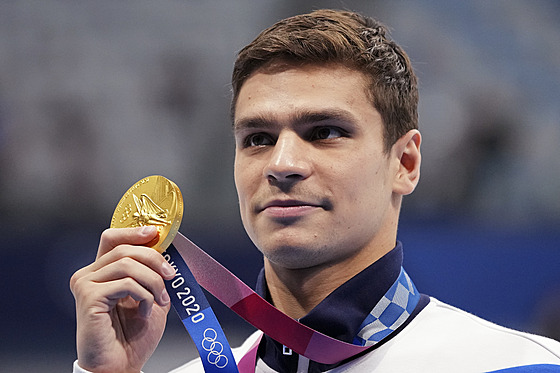 Jevgenij Rylov pózuje se zlatou medailí.