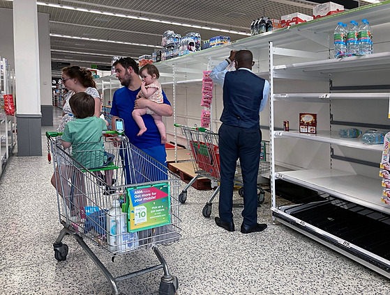 Ve Velké Británii kv�li na�ízeným karanténám hrozí nedostatek potravin. (22....