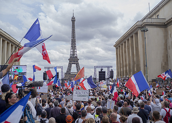 Demonstrace proti zavedení covid pass na námstí Trocadéro v Paíi.  (24....