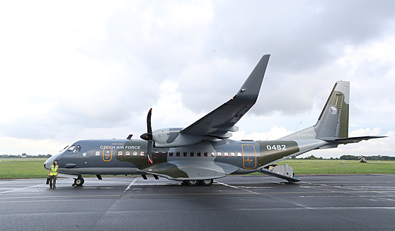 Česká armáda může do Kábulu poslat buď transportní letouny CASA (na snímku) nebo dopravní stroje Airbus.