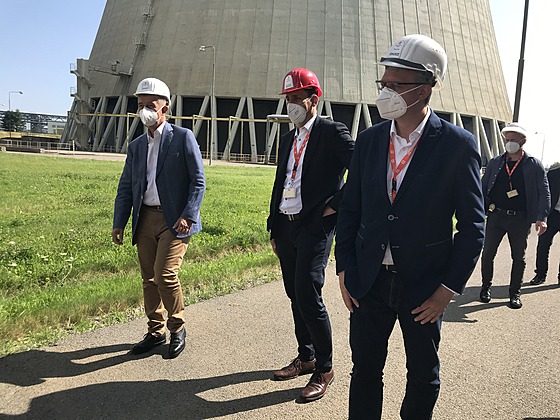 Premiér Andrej Babi, editel divize Jaderná energetika Bohdan Zronek a...