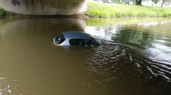 Auto sjelo do řeky a zůstalo uvázlé pod mostem. (20. července 2021)