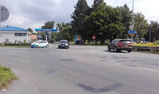 Přes benzinovou pumpu vjíždí do Opatovic vozy od Vysoké. Je to pro řidiče...