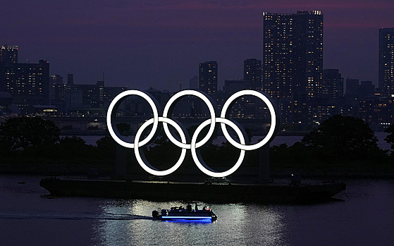 Olympijské kruhy ozařují noční Tokio.