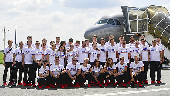 eská výprava pózuje na letiti v praských Kbelích ped odletem na olympijské...