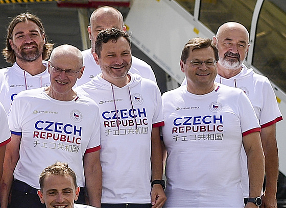 Lékař Vlastimil Voráček (vpravo dole) byl prvním členem českého týmu s...
