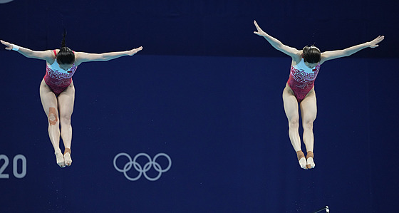 ' Tching-mao a Wang Chan v olympijské souti v Tokiu v synchronizovaných...